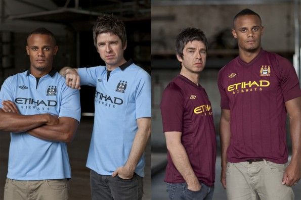 Noel Gallagher e Vincent Kompany con le maglie del City Kompany e Noel Gallagher con la casacca del City