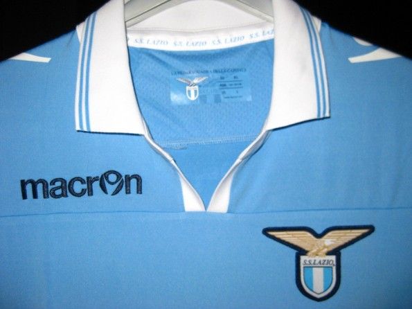 Il colletto della prima maglia della Lazio 2012-2013