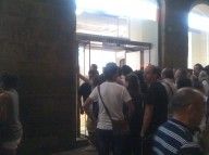 Fila per entrare in un negozio in cui erano in vendita le nuove maglie Joma della Fiorentina