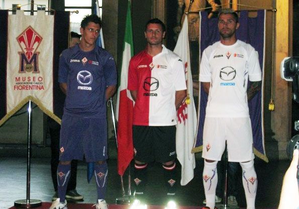 Jovetic Pasqual e Behrami con le divise della Fiorentina Joma Behrami, Jovetic, Pasquale maglie Fiorentina