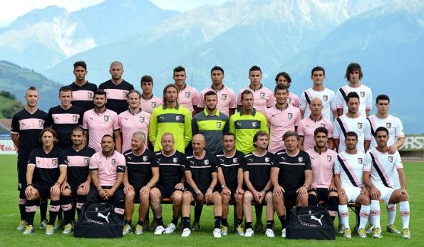 La rosa del Palermo con le nuove divise Puma Squadra Palermo 2012-2013 griffata Puma