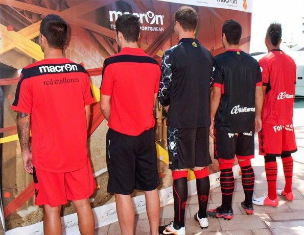 La collezione Macron-Mallorca vista da dietro Retro kit Maiorca 2012-2013