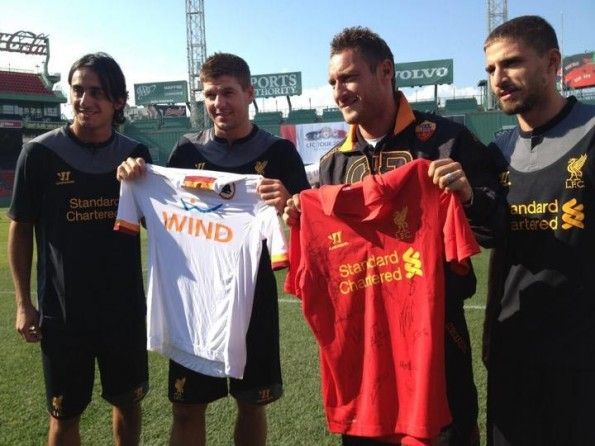 Totti scambia la maglia con Gerrard Totti Gerrard scambio maglie Roma-Liverpool
