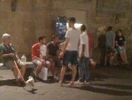 Ragazzi che hanno acquistato la nuova maglia della Fiorentina biancorossa