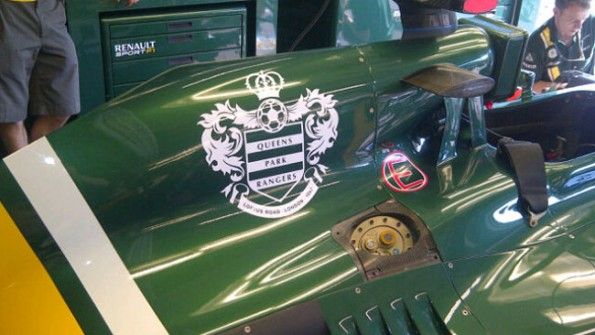 Lo scudetto del QPR sulla livrea della Caterham