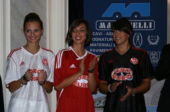 Le tre divise del Varese 2012-2013 indossate dalle modelle Kit Varese Calcio 2012-2013 adidas