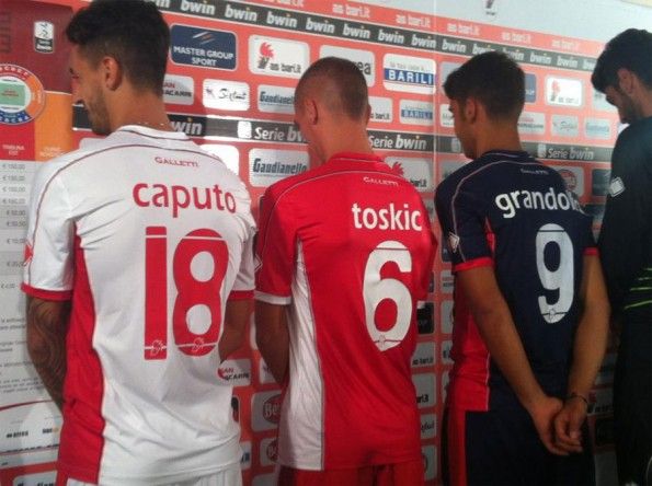 Il retro delle tre casacche del Bari 2012-2013 Font nomi numeri Bari 2012-13
