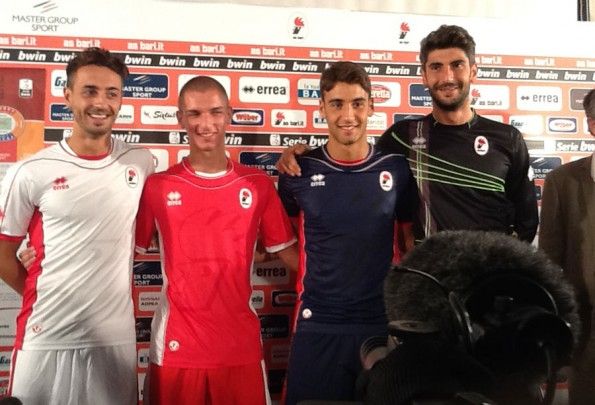 La presentazione dei kit del Bari 2012-2013 Erreà Presentazione divise Bari 2012-13