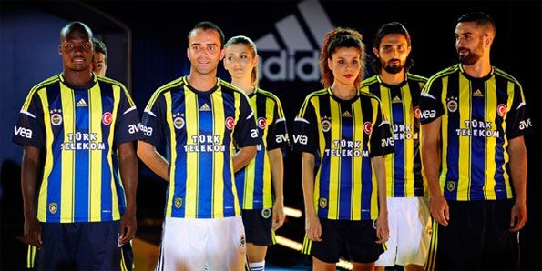 Un momento della presentazione dei kit del Fenerbahce Presentazione divise Fenerbahce 2012-13