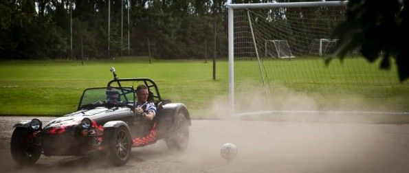 Clint Hill e Heikki Kovalainen al bordo del roadster Caterham