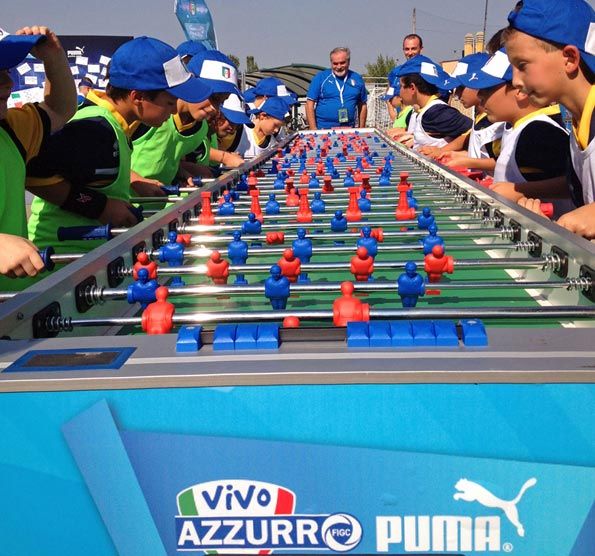 Bambini impegnati con il calciobalilla nel villaggio PUMA Vivo Azzurro Calciobalilla villaggio Vivo Azzurro Puma