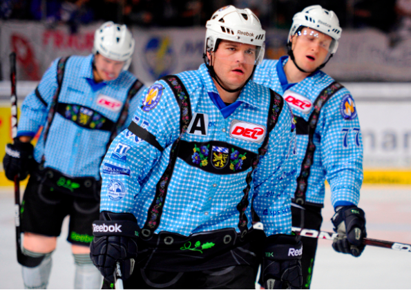 Divisa dell'EHC di Monaco dedicata all'Oktoberfest nel 2011