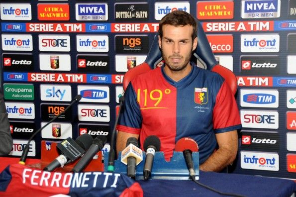 Damiano Ferronetti con la maglia speciale del Genoa per i 119 anni Ferronetti maglia Genoa 119 anni