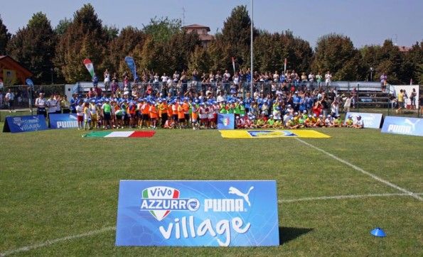 Foto di gruppo al Vivo Azzurro Village organizzato da FIGC e Puma Bambini Vivo azzurro village Medolla