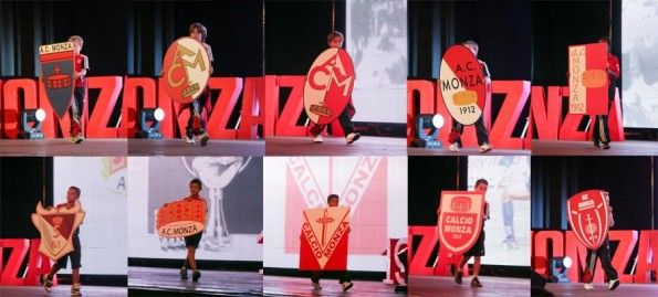 I bambini sfilano con gli stemmi del Monza Calcio durante la festa dei 100 anni Loghi storia Monza calcio