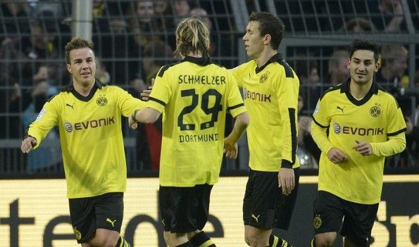 La divisa invernale del Borussia Dortmund in campo contro il Greuther Furth
