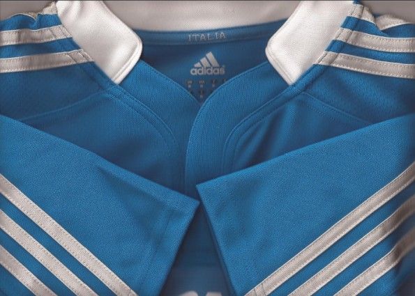 Il colletto e le tre strisce della maglia Adidas dell'Italrugby