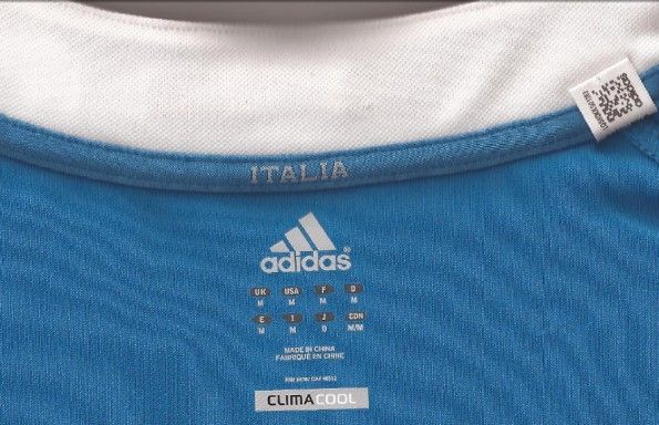 L'interno del colletto della maglia Adidas della nazionale di rugby