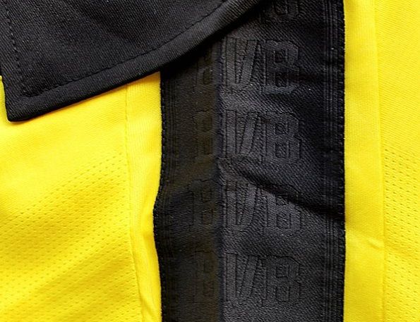Dettaglio della maglia invernale 2012 del Borussia Dortmund