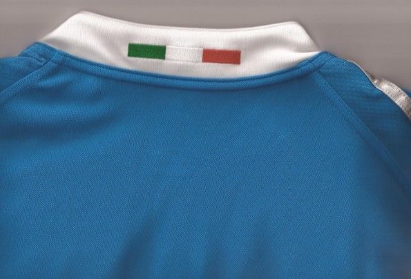 Il tricolore sul colletto della maglia della nazionale di rugby