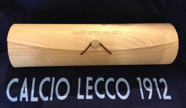 Il cofanetto speciale per la maglia del Lecco 100 anni Cofanetto maglia Lecco centenario