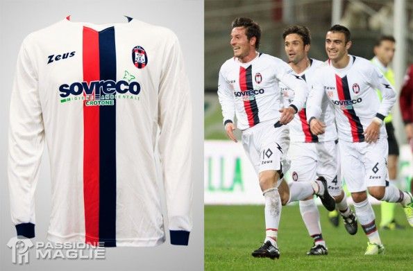 Il kit away da trasferta del Crotone stagione 2012-2013 Seconda maglia bianca Crotone 2012-2013