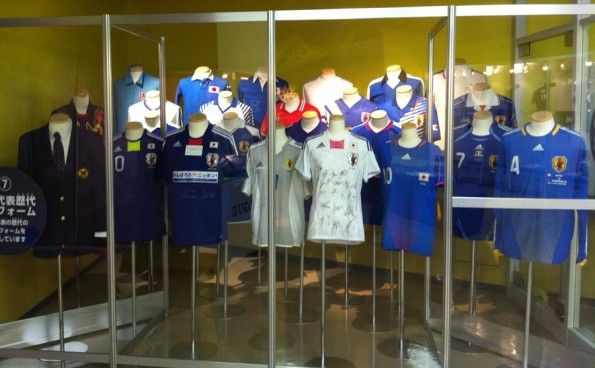 Carrellata di divise da calcio del Giappone Maglie del Giappone al museo di Tokyo