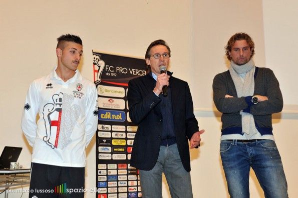 La presentazione della maglia per i 120 anni della Pro Vercelli Presentazione divisa 120 anni Pro Vercelli