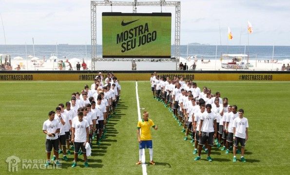 Neymar presenta la maglia del Brasile 2013