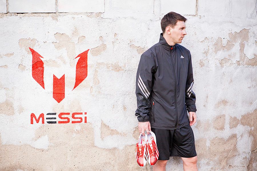 Le scarpe adidas adiZero F50 di Leo Messi bianche e rosse