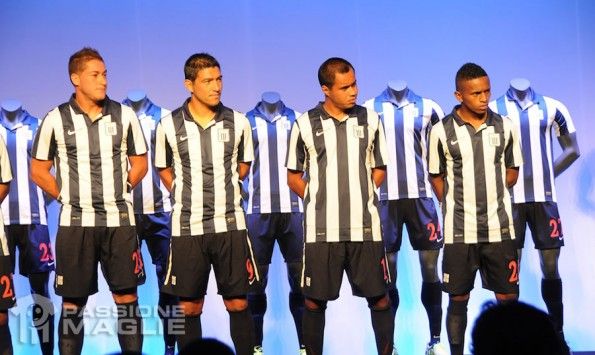 Calciatori Alianza Lima con il nuovo kit 2013