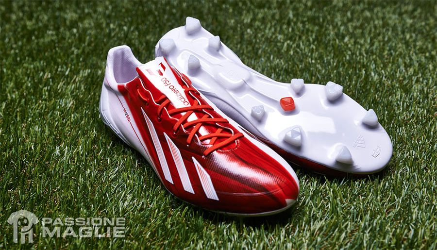 Le scarpe adidas adiZero F50 di Leo Messi bianche e rosse