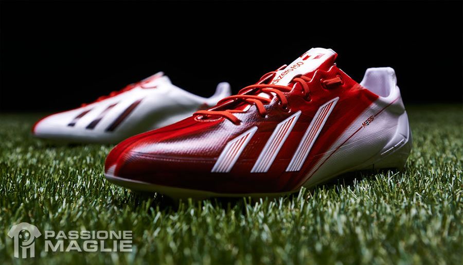 Le scarpe adidas adiZero F50 di Leo Messi bianche e rosse