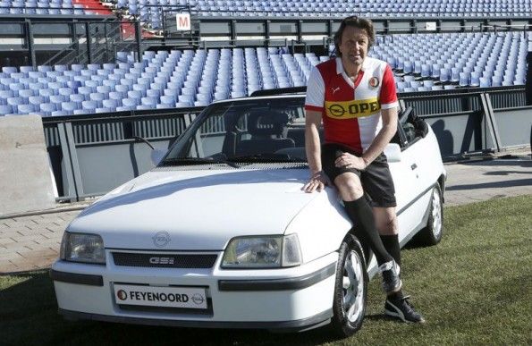 Ben Wijnstekers con una maglia anni '80 del Feyenoord Ben Wijnstekers con una maglia anni '80 del Feyenoord