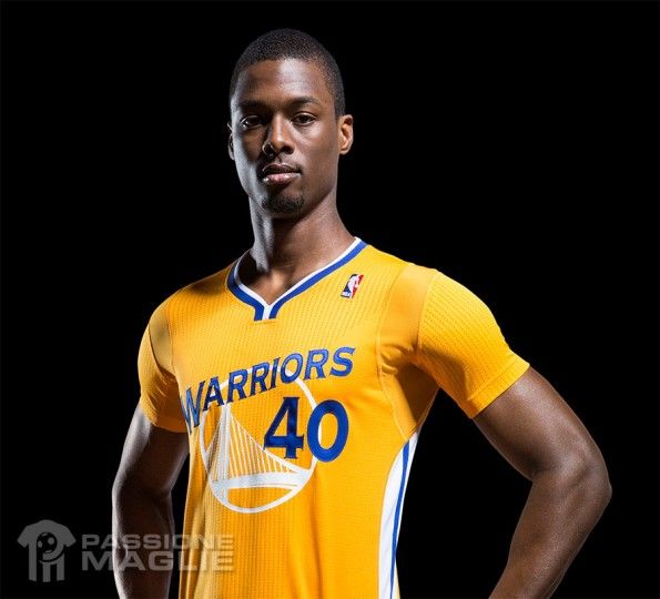 Harrison Barnes indossa la maglia mezze maniche Golden State