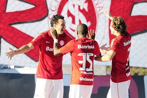 Kit Internacional home 2013 Nike