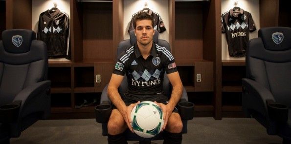 Feilhaber con la terza maglia 2013 dello Sporting Kansas City Feilhaber con la terza maglia 2013 dello Sporting Kansas City