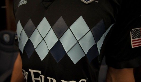 La fantasia a rombi sulla terza maglia dello Sporting Kansas City 2013 La fantasia a rombi sulla terza maglia dello Sporting Kansas City 2013
