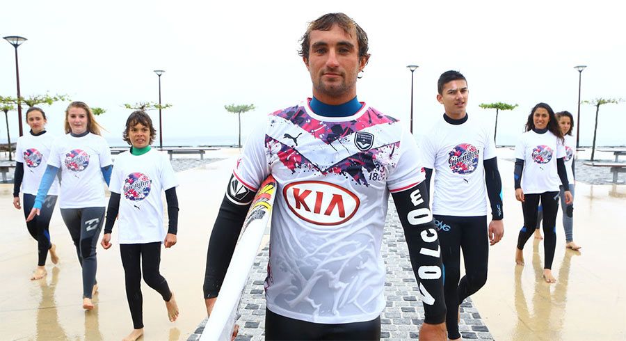Joan Duru, surfista team Volcom, con la maglia Atlantique Bordeaux 2013-14