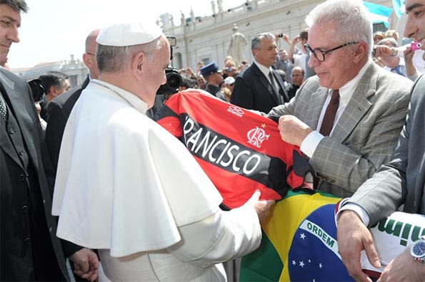 La maglia del Flamengo regalata a papa Francesco
