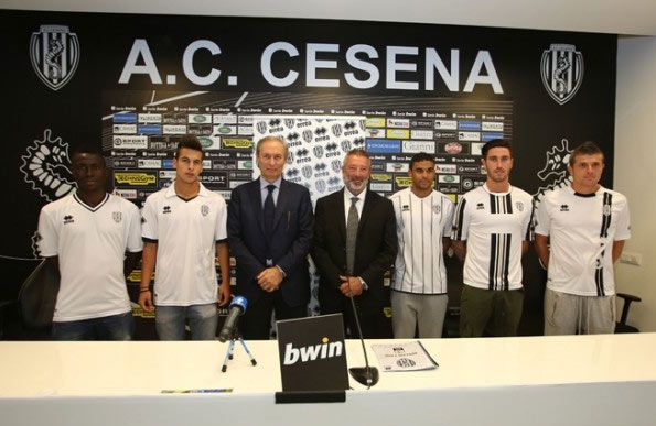 Cesena presenta maglie Erreà votazione tifosi