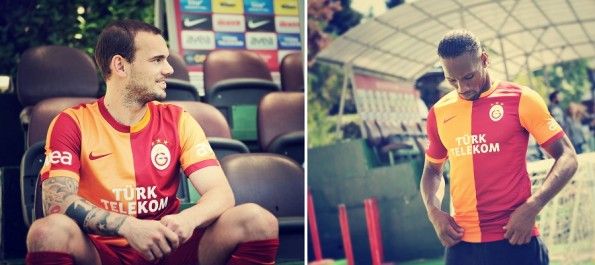 Sneijder e Drogba con la maglia 2013-2014 del Galatasaray