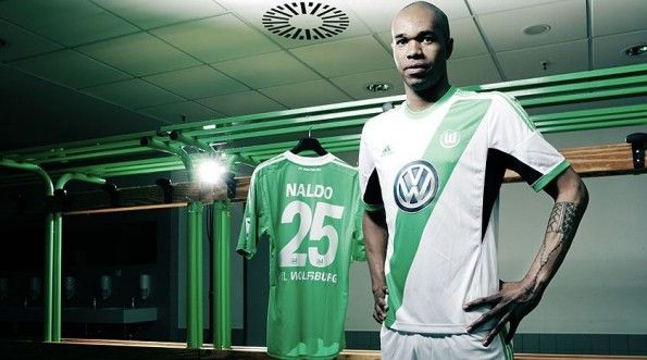 Naldo con la nuova maglia del Wolfsburg