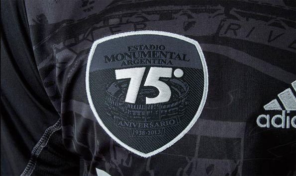 Stemma celebrativo 75 anni stadio Monumental