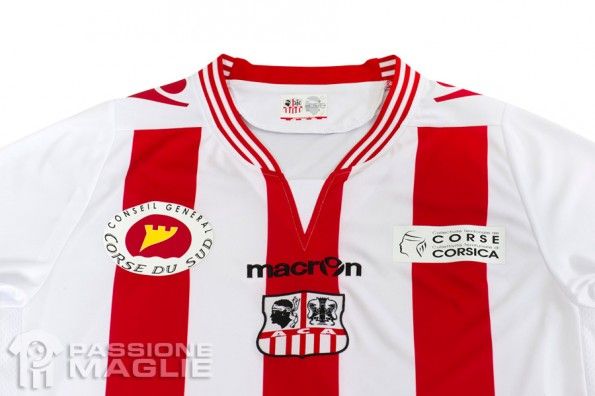 Dettaglio colletto Ajaccio home 2013-14