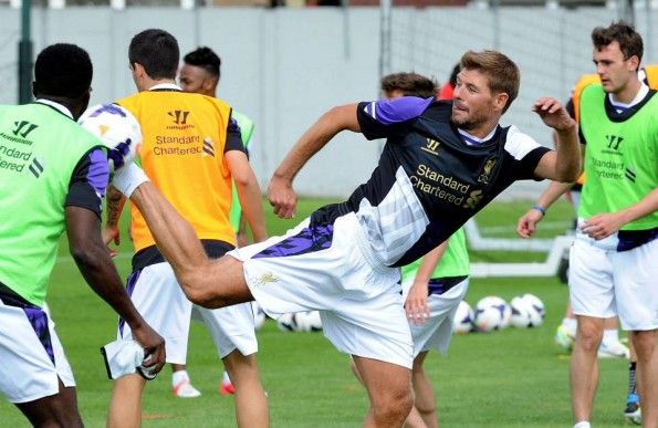 Gerrard indossa terza maglia Liverpool Warrior