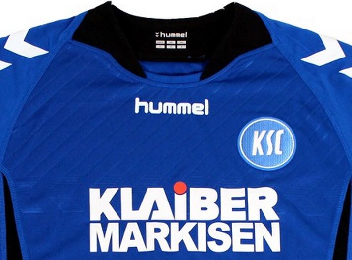 Dettaglio grafica Hummel maglia Karlsruhe 2013-2014