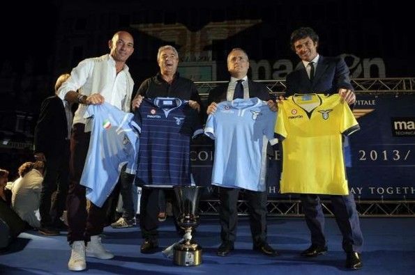 Maglie Macron Lazio 2013-2014 in Piazza San Silvestro