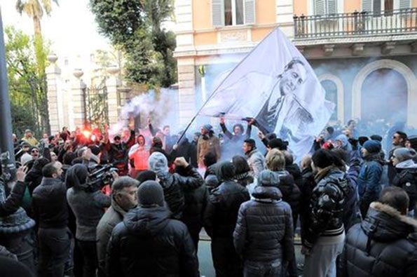 Corteo tifosi Ascoli bandiera Rozzi