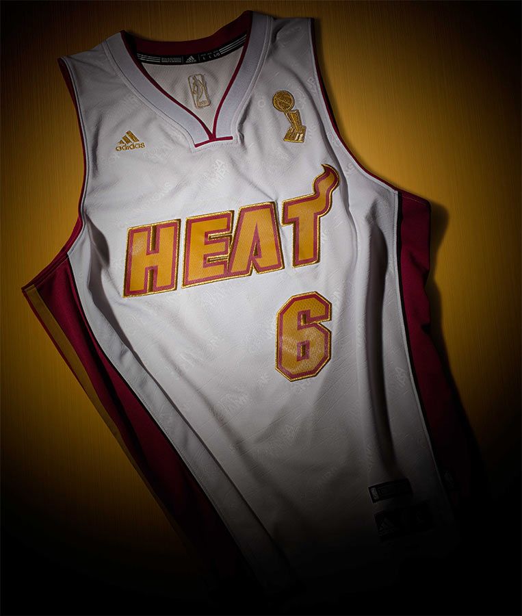 Maglia, giacca e collezione speciale adidas per celebrare i Miami Heat